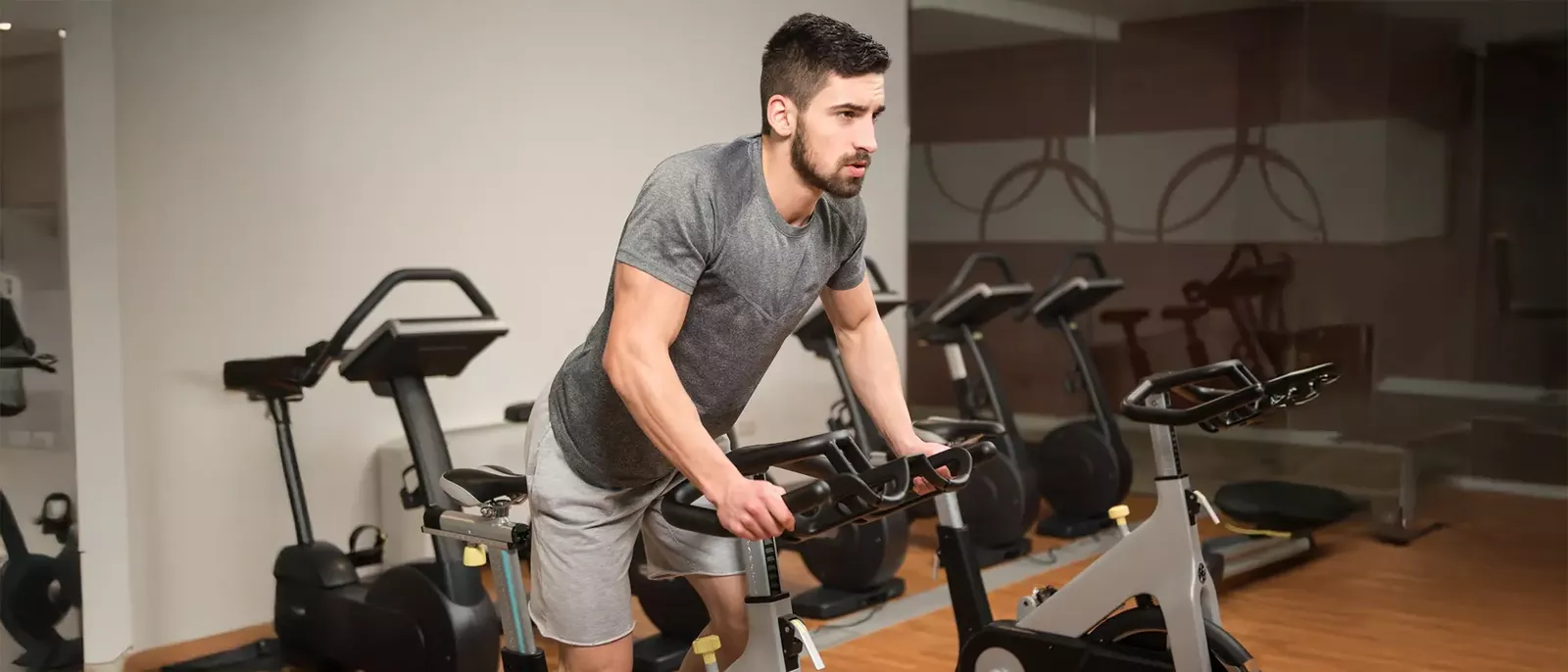 Rower czy bieżnia? Odkryj, który sprzęt poprowadzi Cię do celu