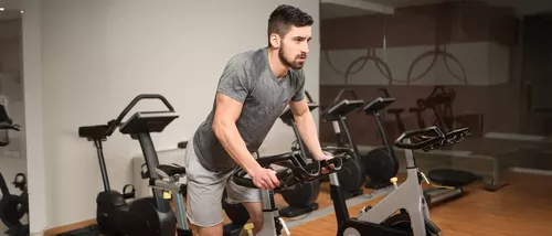 Rower czy bieżnia? Odkryj, który sprzęt poprowadzi Cię do celu