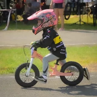 Solidny dziecięcy rowerek biegowy inSPORTline Pufino - brzoskwinia