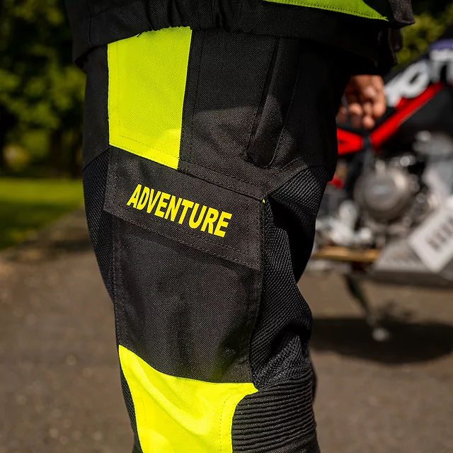 Regulowane dziecięce spodnie motocyklowe W-TEC Pinapoco ∙ ochraniacze kolan EN 1621-1 ∙ wentylacja mesh∙ odblaski ∙ zamek do kurtki