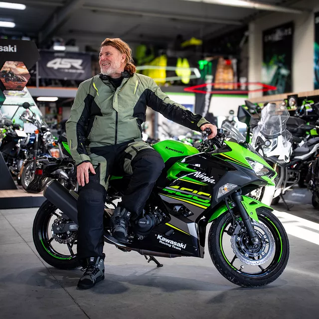 Spodnie motocyklowe W-TEC Karmal ∙ wodoodporne ∙ termiczna wkładka ∙ certyfikowane ochraniacze ∙ wentylowane ∙ kieszenie ∙ odblaski - czarno-oliwkowy