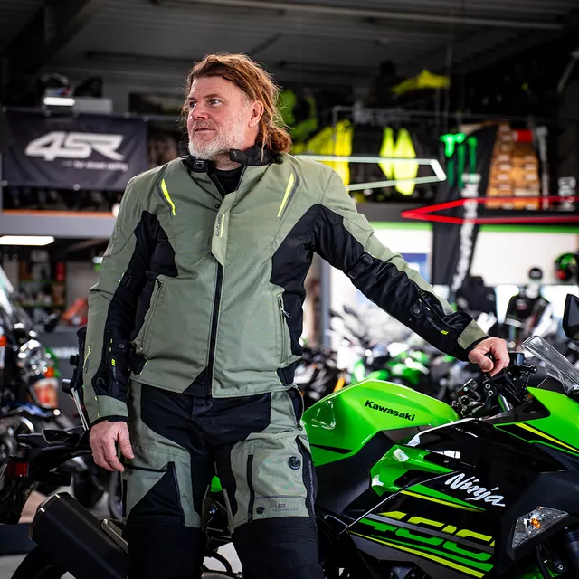 Kurtka motocyklowa W-TEC Karmal ∙ z membraną wodoodporną ∙ wypinana wkładka termiczna ∙ regulacja dopasowania ∙ wentylacja ∙ elementy odblaskowe - czarno-oliwkowy