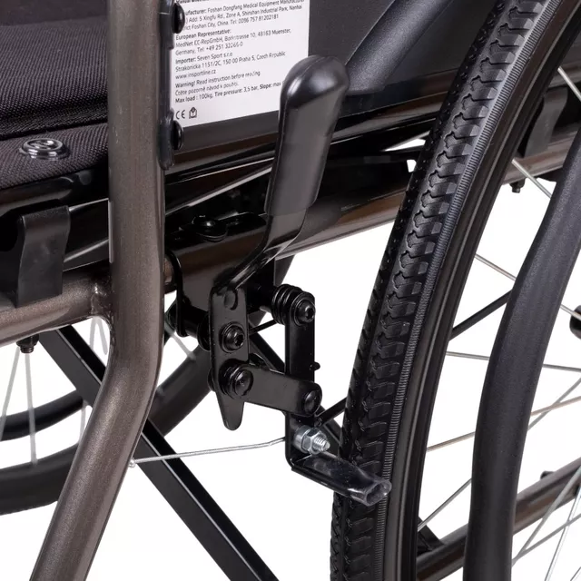 Lekki składany wózek inwalidzki inSPORTline Jakesully ∙ waga 13 kg ∙ nośność 100 kg ∙ mechanizm składania ∙ koła obrotowe ∙ blokada bezpieczeństwa