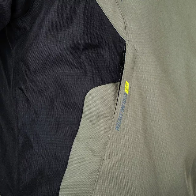 Kurtka motocyklowa W-TEC Karmal ∙ z membraną wodoodporną ∙ wypinana wkładka termiczna ∙ regulacja dopasowania ∙ wentylacja ∙ elementy odblaskowe - czarno-oliwkowy