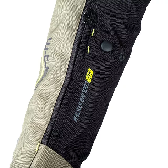 Kurtka motocyklowa W-TEC Karmal ∙ z membraną wodoodporną ∙ wypinana wkładka termiczna ∙ regulacja dopasowania ∙ wentylacja ∙ elementy odblaskowe - czarno-oliwkowy