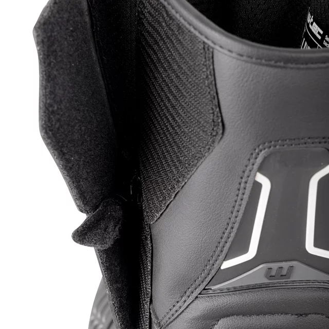 Buty motocyklowe W-TEC Rison Evo ∙ ochraniacze kostek i pięt ∙ elementy odblaskowe ∙ antypoślizgowa podeszwa ∙ wzmocnienie pod dźwignię - Czarny