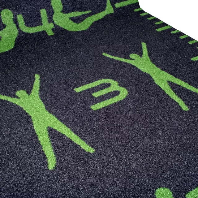 Sztuczna trawa treningowa inSPORTline Crospet 10×2 m ∙ podziałka numeryczna ∙ piktogramy ćwiczeń ∙ antypoślizgowy spód ∙ wysoka gęstość