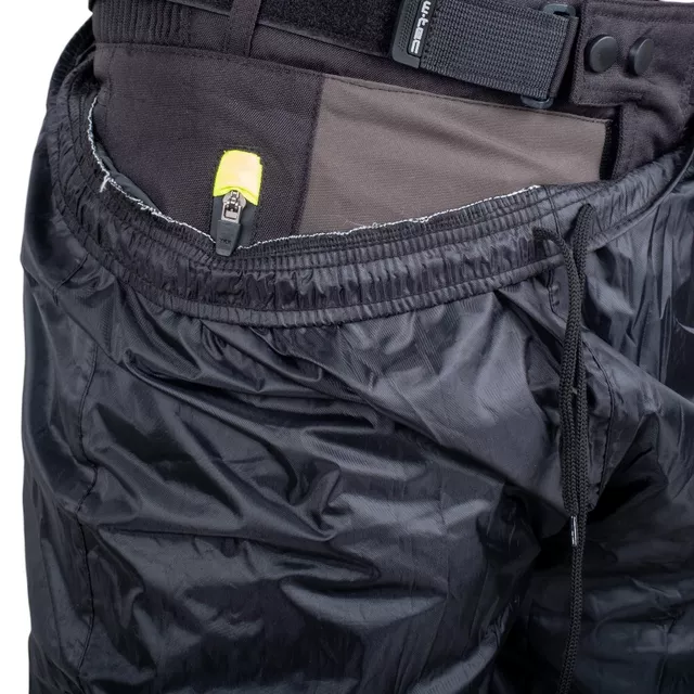 Spodnie motocyklowe przeciwdeszczowe W-TEC Nowet ∙ wodoodporne ∙ odblaski Visionight ∙ wzmocnione pośladki ∙ regulacja nogawek ∙ antypoślizgowe gumki - Czarny