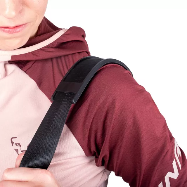 Torba sportowa inSPORTline Felicitta ∙ 25 l ∙ wodoodporny materiał ∙ przegroda na buty ∙ kieszeń na mokre rzeczy ∙ pasek na matę ∙ lekka 520 g