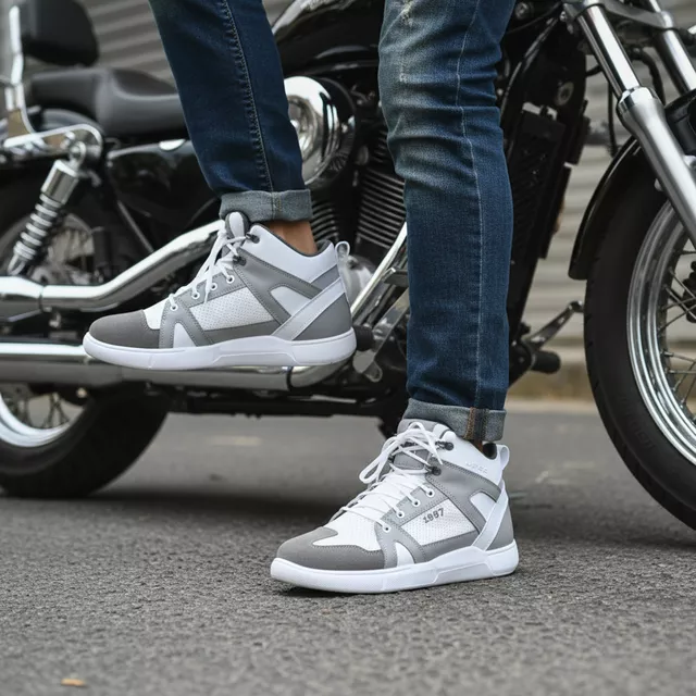 Buty motocyklowe W-TEC Arimes ∙ męskie ∙ wysoka cholewka ∙ ochrona kostek i pięt ∙ idealne na miasto ∙ antypoślizgowe - Biały szary