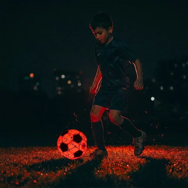 Świecąca piłka nożna inSPORTline Lumikick ∙ rozm. 5 ∙ z oświetleniem LED ∙ automatyczne włączanie po uderzeniu ∙ oszczędzanie baterii