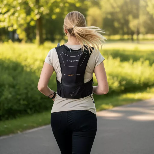 Kamizelka biegowa inSPORTline Runfast XS-M ∙ lekka konstrukcja ∙ multi kieszenie ∙ bukłak do 3 l ∙ regulowane paski ∙ elementy odblaskowe