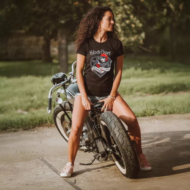 Koszulka damska Black Heart Bike Girl ∙ bawełna ∙ nadruk motocyklowy ∙ krótki rękaw ∙ okrągły dekolt