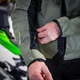 Kurtka motocyklowa W-TEC Karmal ∙ z membraną wodoodporną ∙ wypinana wkładka termiczna ∙ regulacja dopasowania ∙ wentylacja ∙ elementy odblaskowe - czarno-oliwkowy