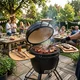 Ceramiczny grill kamado inSPORTline Pyrexo 24"∙ wbudowany termometr ∙ bambusowe półki boczne ∙ kółka transportowe ∙ pokrowiec ochronny