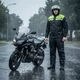 Spodnie motocyklowe przeciwdeszczowe W-TEC Nowet ∙ wodoodporne ∙ odblaski Visionight ∙ wzmocnione pośladki ∙ regulacja nogawek ∙ antypoślizgowe gumki - Czarny