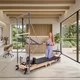 Wieża do reformera Pilates inSPORTline Driftaler ∙ nośność 100 kg ∙ drewniany drążek roll-down ∙ 8 sprężyn ∙ uchwyt V ∙ 53 oczka